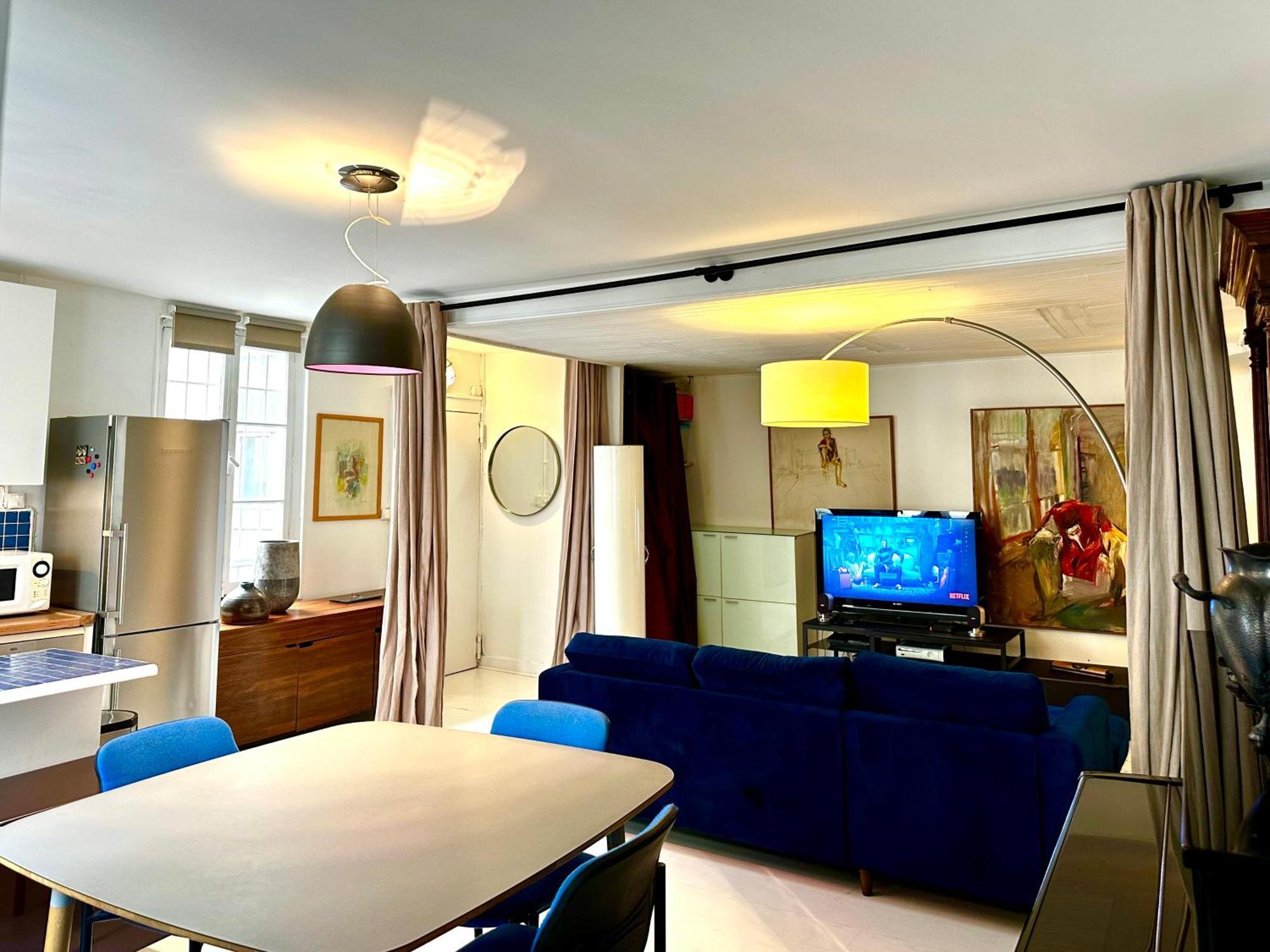 Large North Marais Appartamento